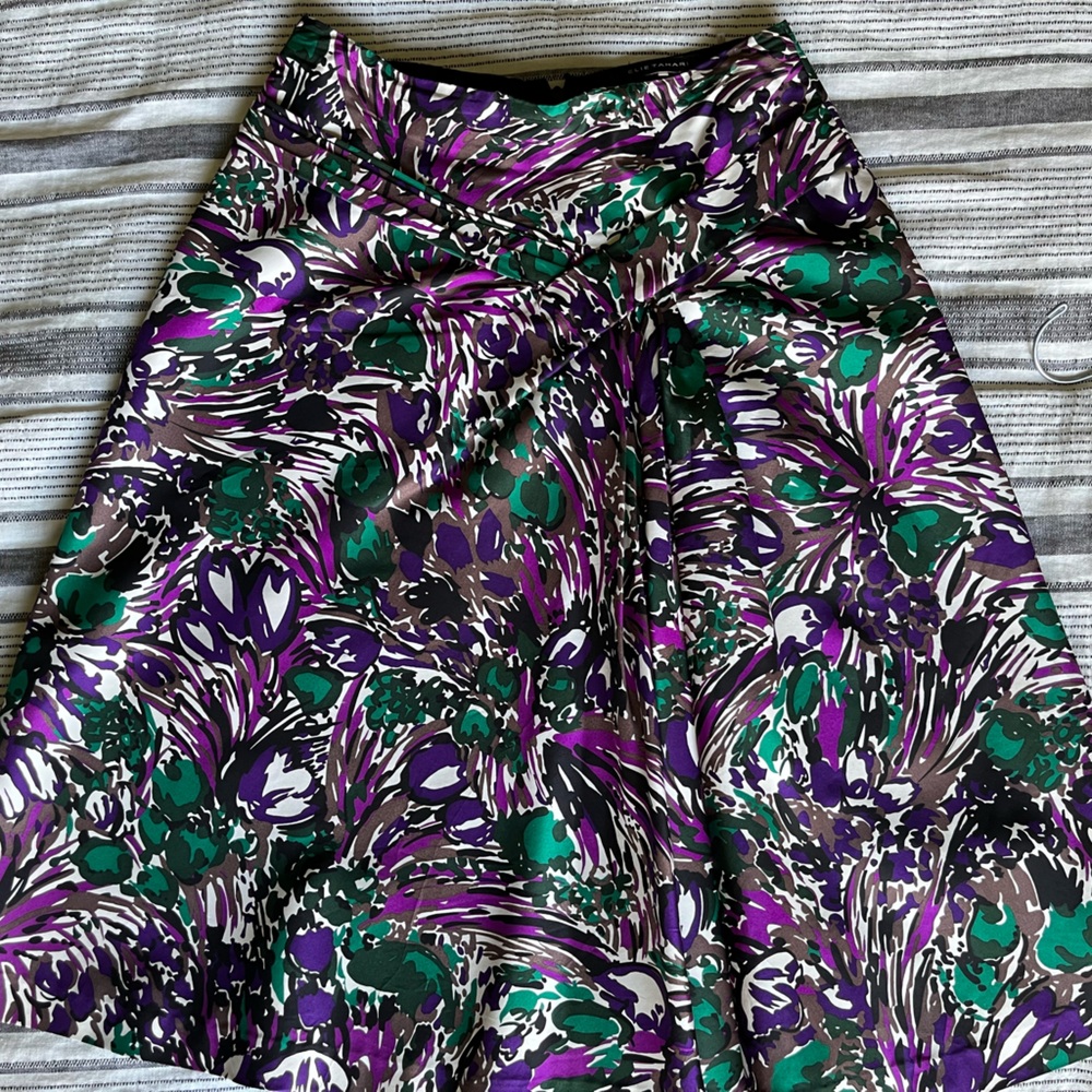 Beautiful Elie Tahari silk skirt, size 4